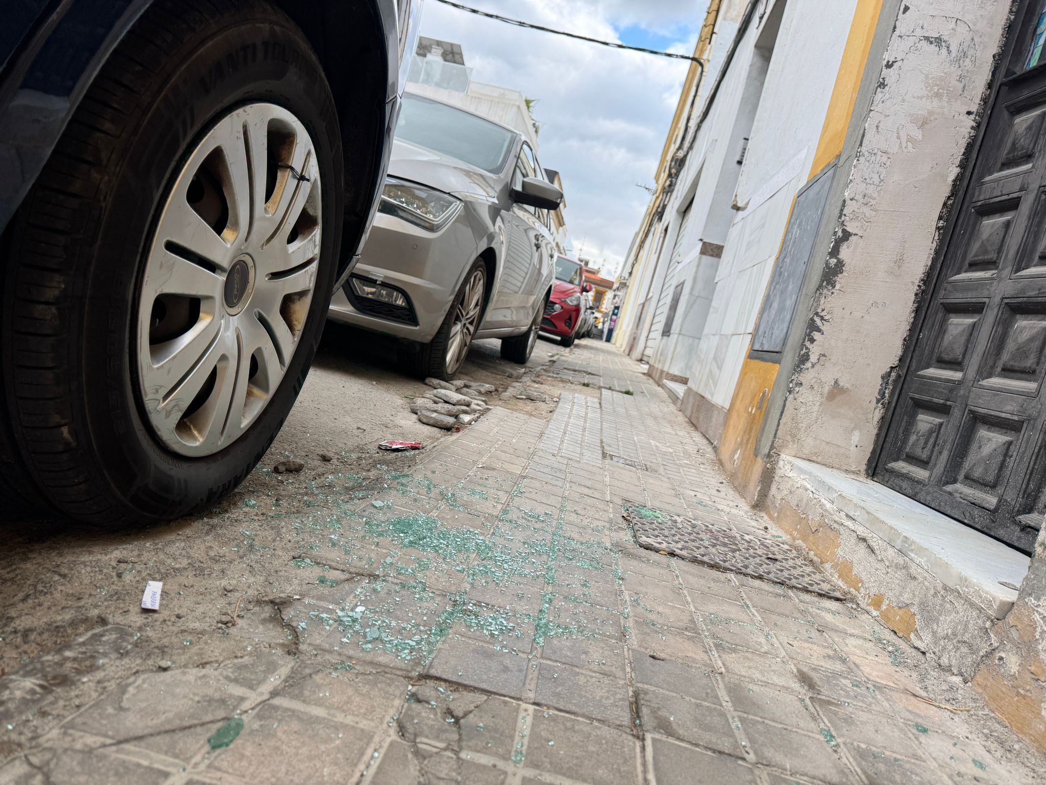 Cristales tirados en el suelo.