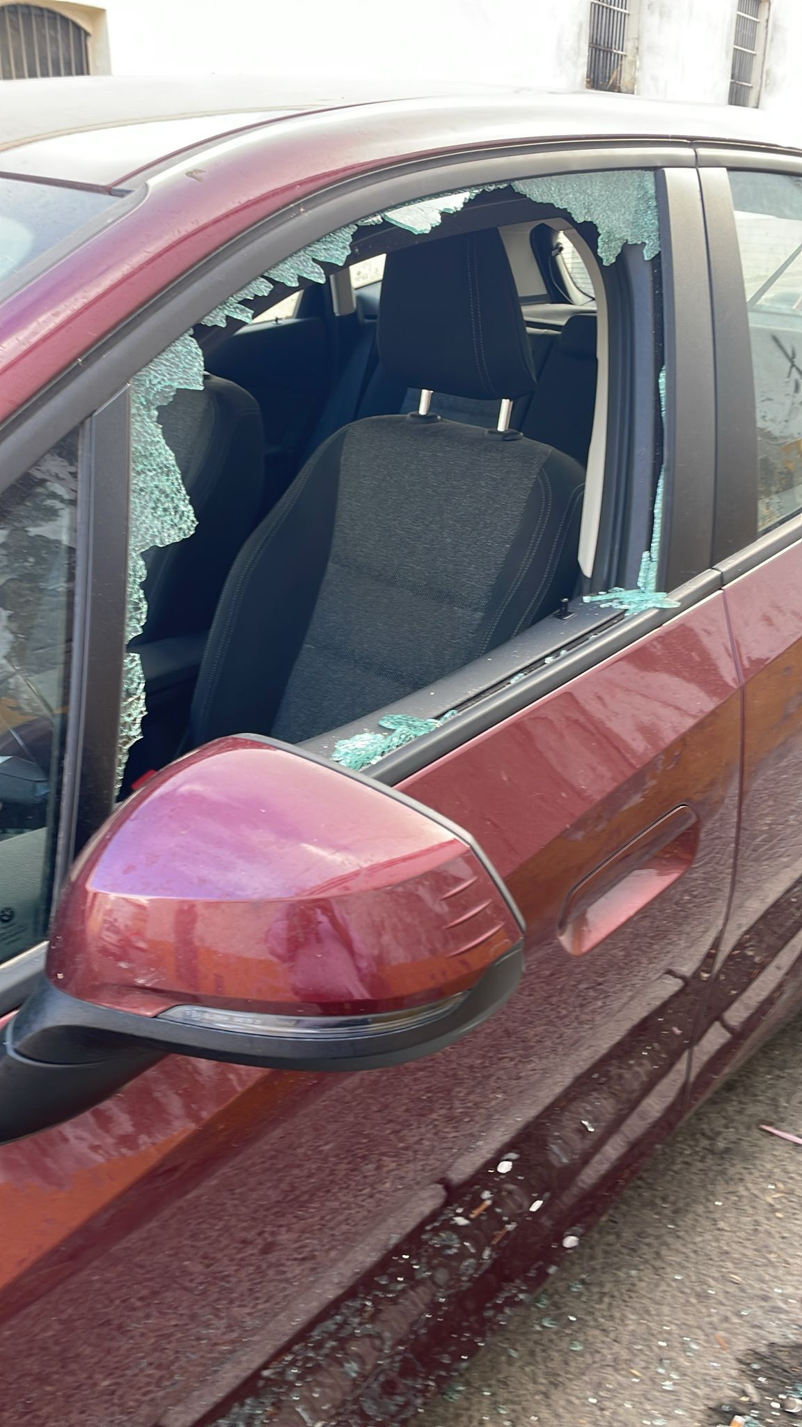 Un coche que ha sufrido un robo.