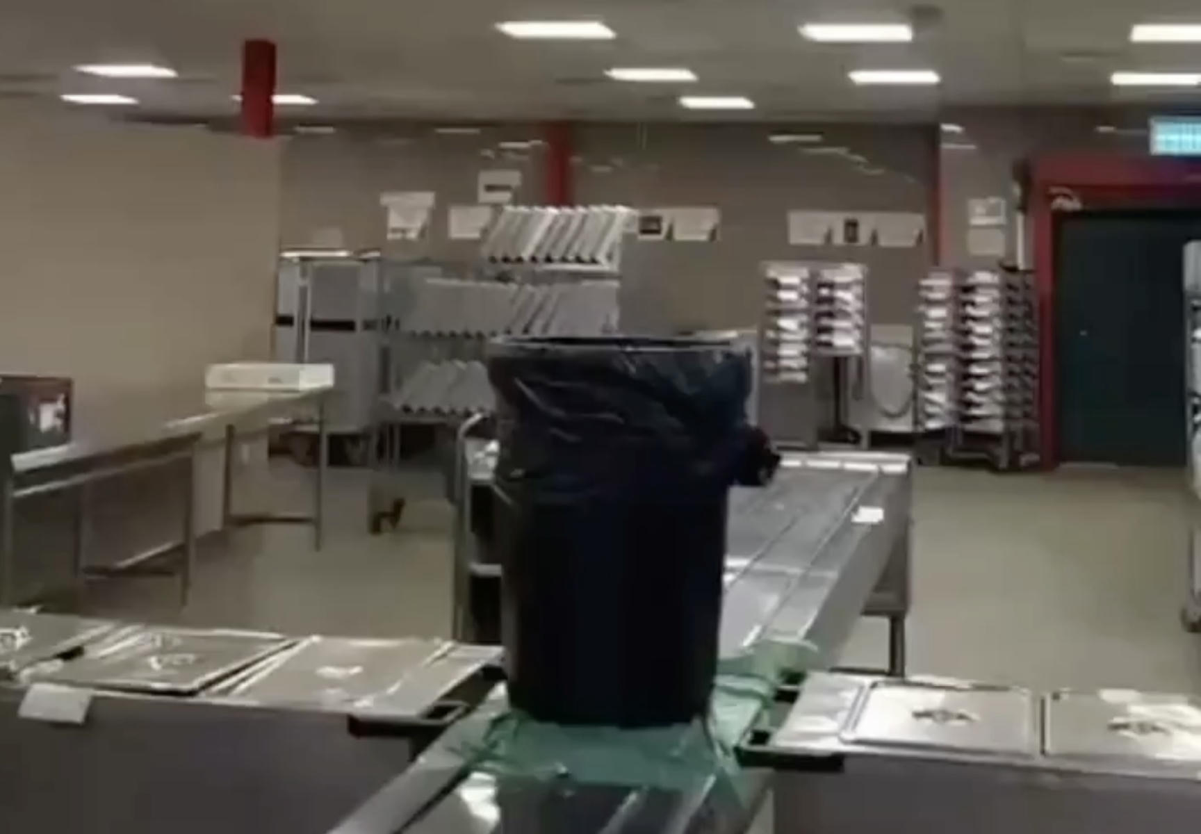 Cubos de agua en las cocinas del Virgen del Rocío.