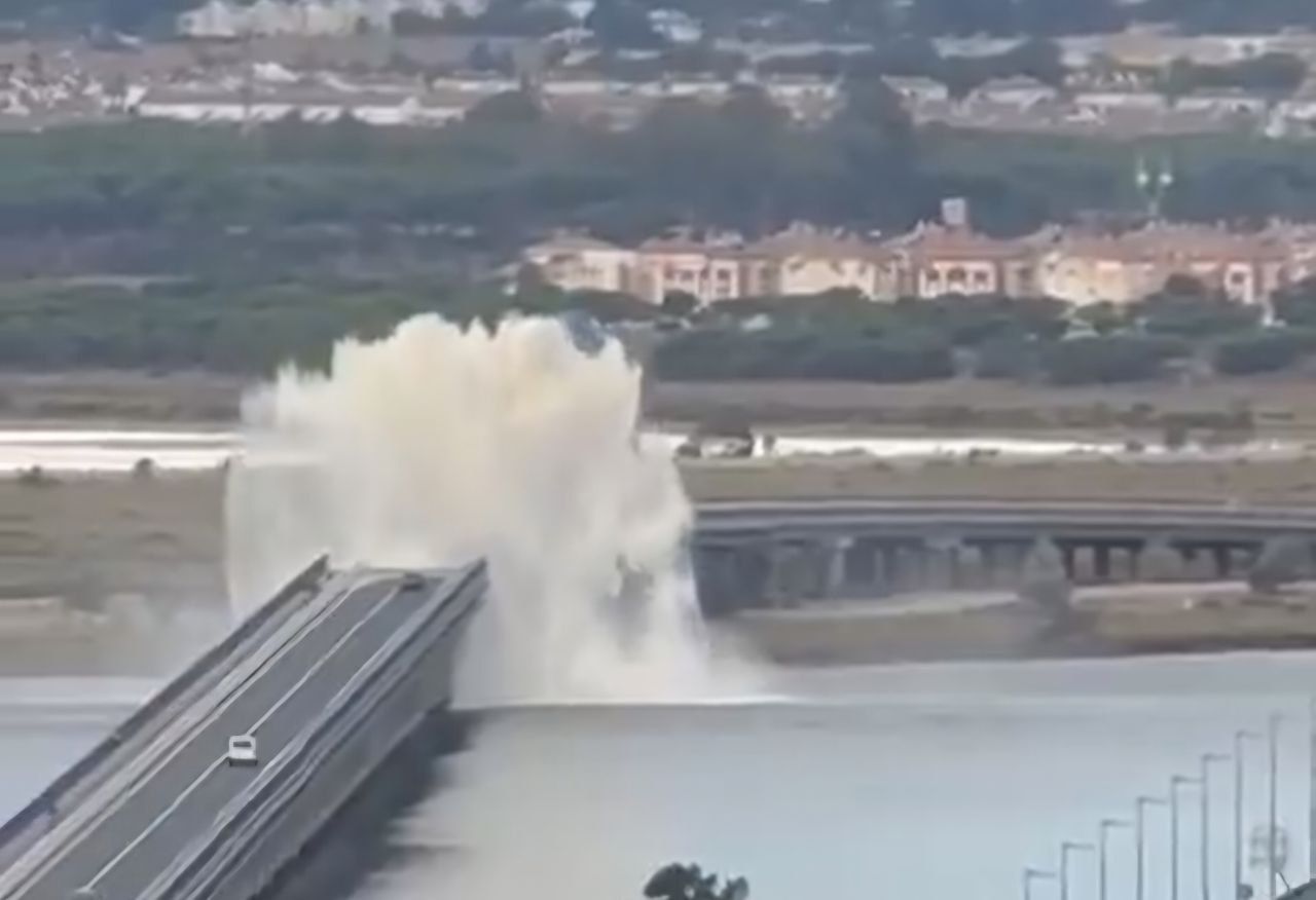 Rotura de la tubería en el puente Sifón. Rotura de la tubería en el puente Sifón.