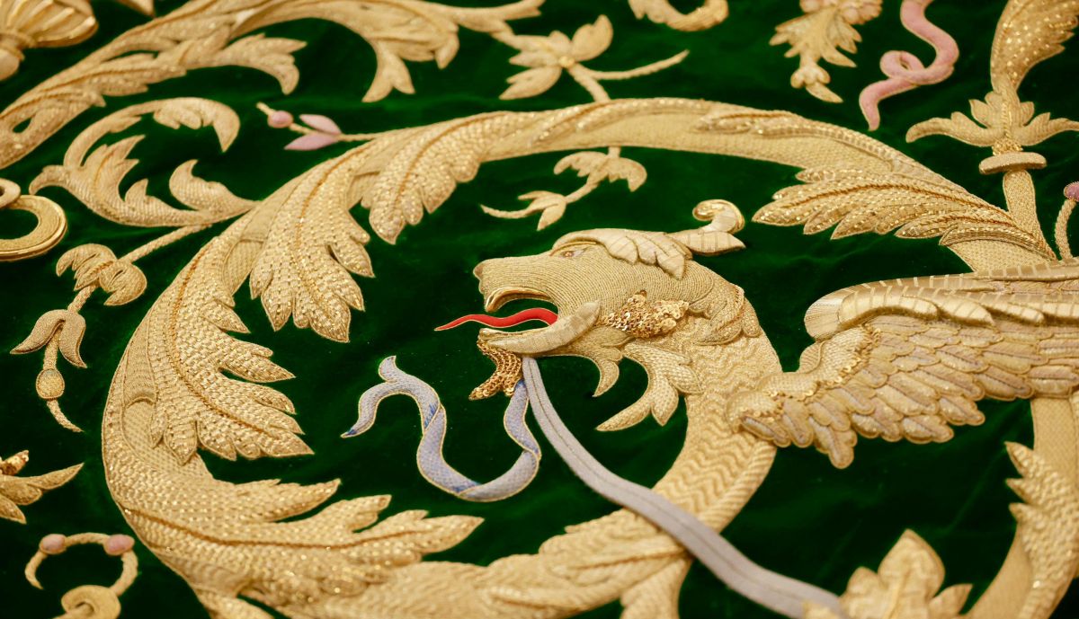 Detalle del nuevo manto de la Esperanza de Triana. 