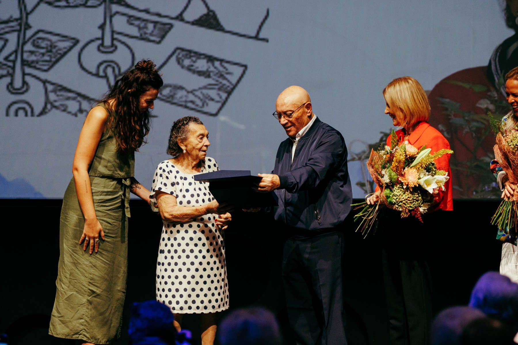 Claudia GR Moneo y Rosa Moneo recogen la Distinción de Honor.