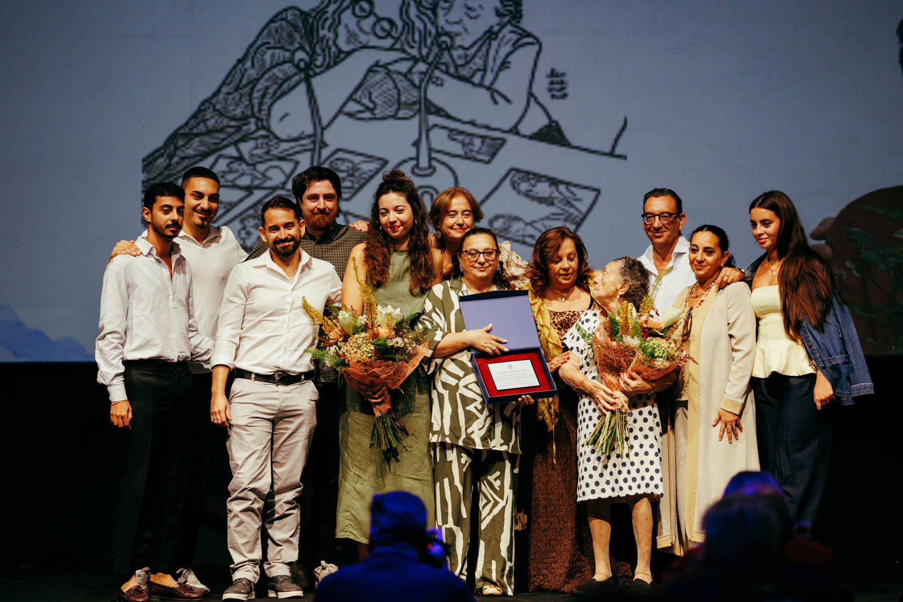 La familia de Claudia GR Moneo y Rosa Moneo, con la Distinción de Honor.