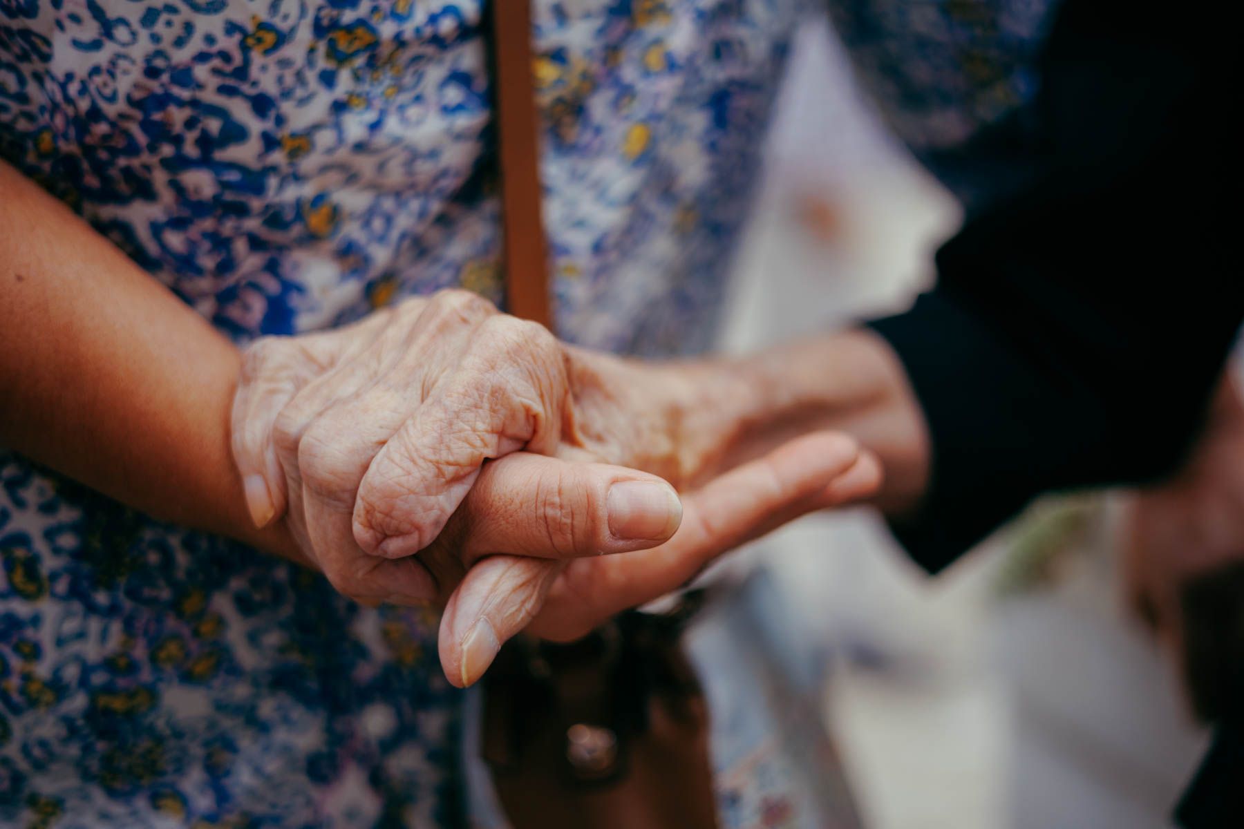 Juanita la del Curro, de la mano de su nieta Patricia.