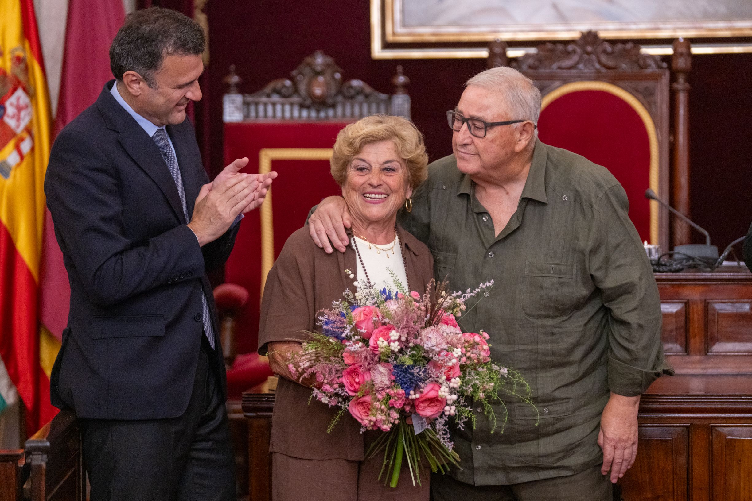 Arsenio Cueto Arroyo y su mujer, Pepa García, junto al alcalde de Cádiz Bruno García.