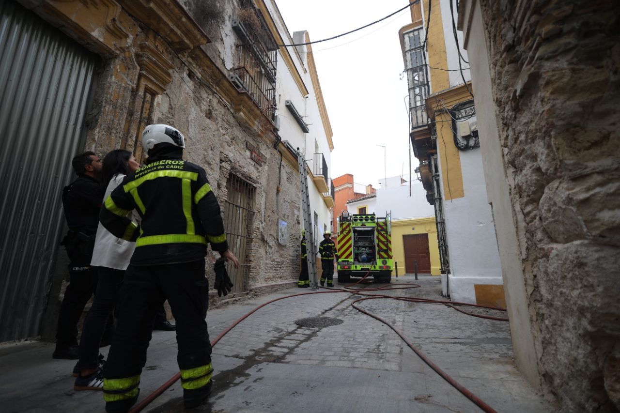 Bomberos en el centro de Jerez.