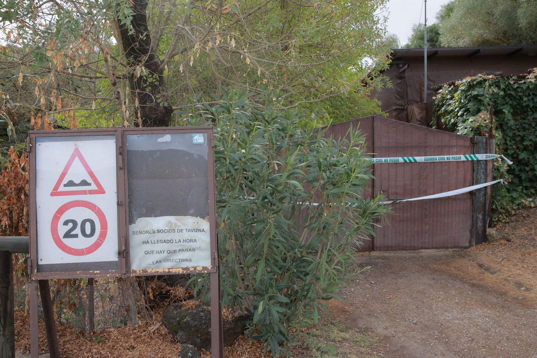 Entrada a la casa de Ambrosio en Tavizna, pedanía de Benaocaz, precintada por la Guardia Civil.