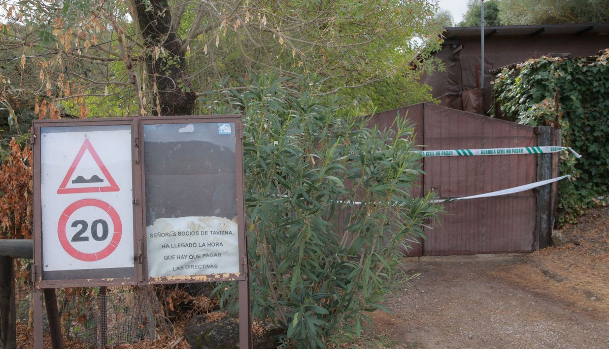 Entrada a la casa de Ambrosio en Tavizna, pedanía de Benaocaz, precintada por la Guardia Civil.
