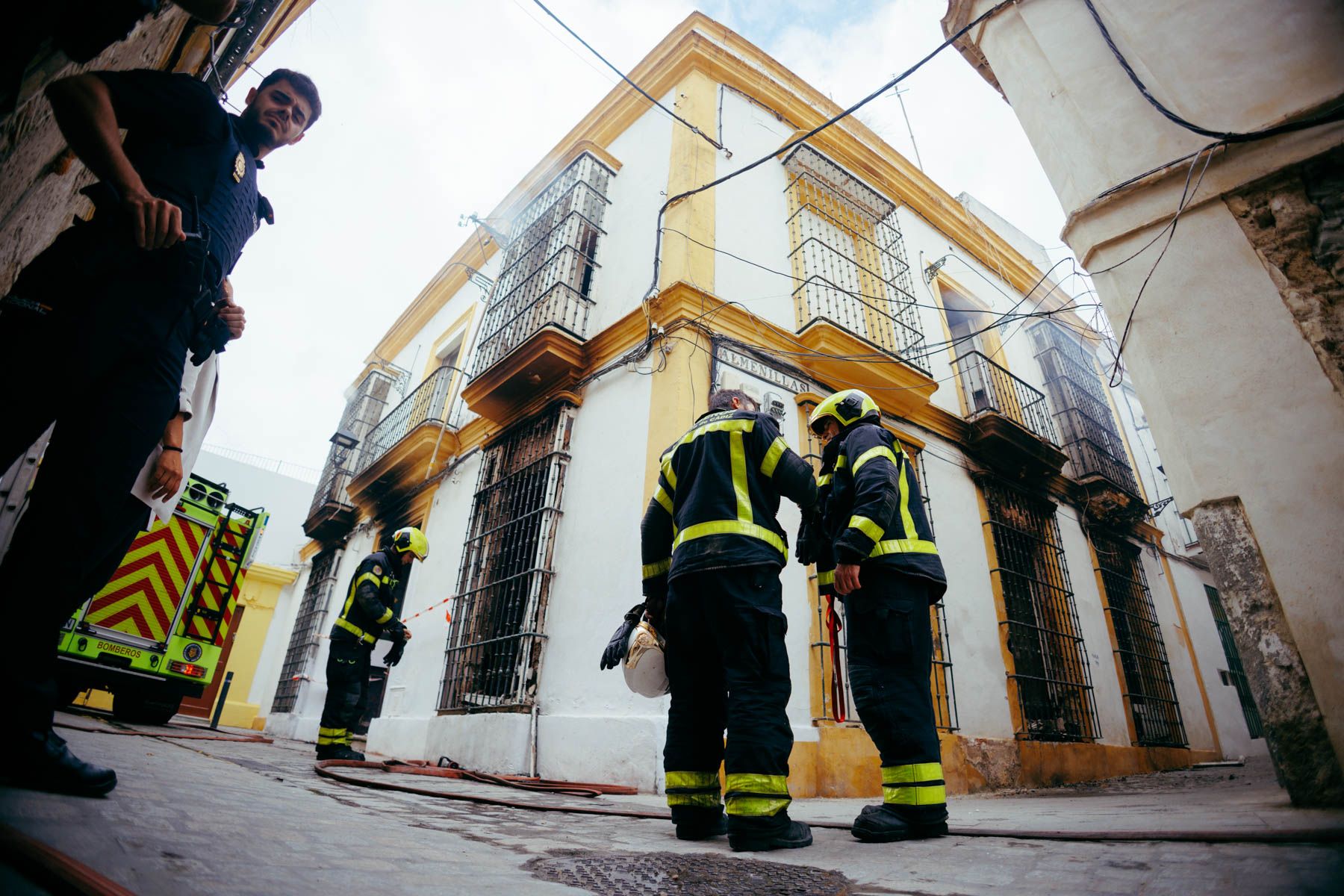Un grupo de bomberos frente a la vivienda.  MANU GARCÍA
