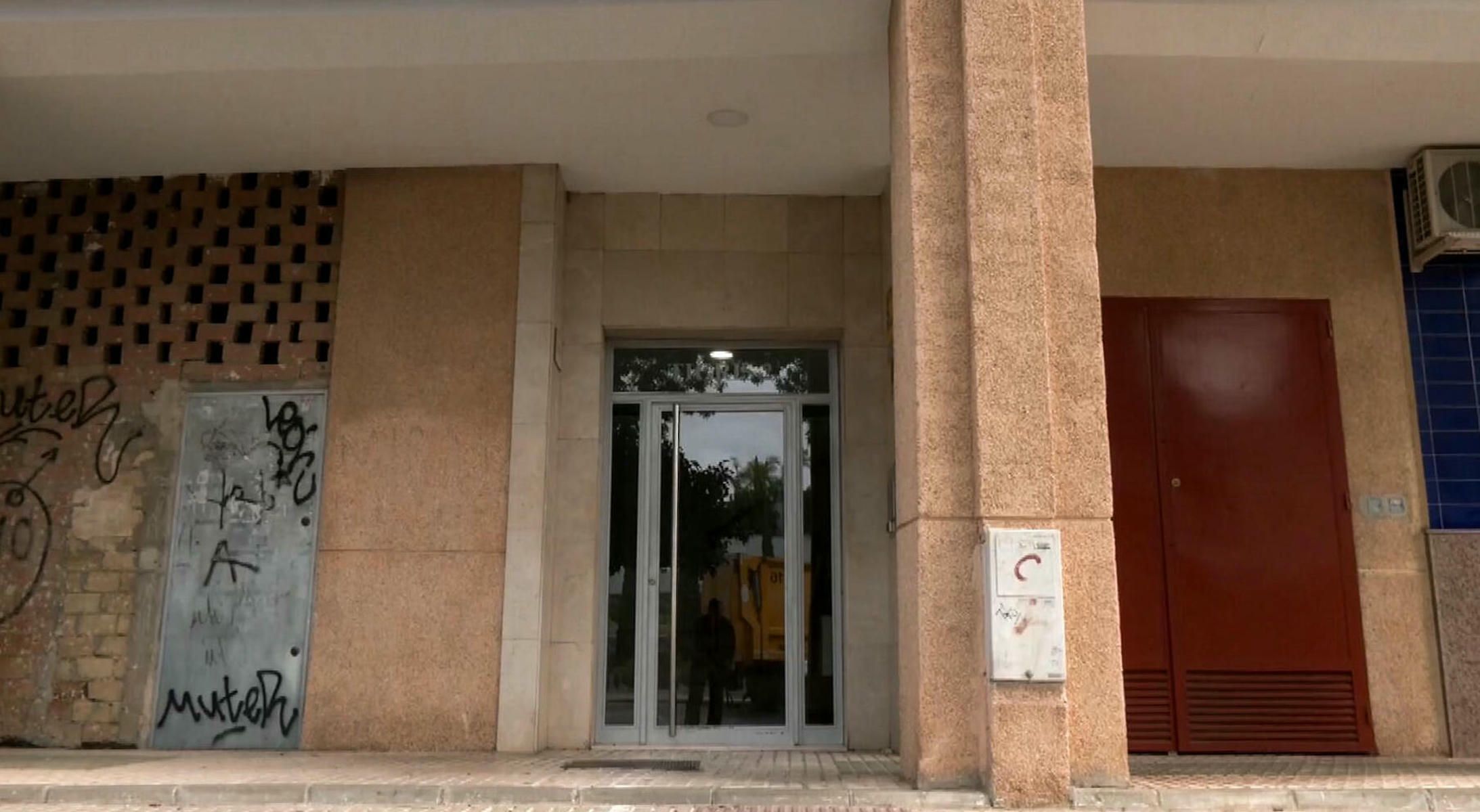 El portal de la vivienda donde se produjo la agresión.