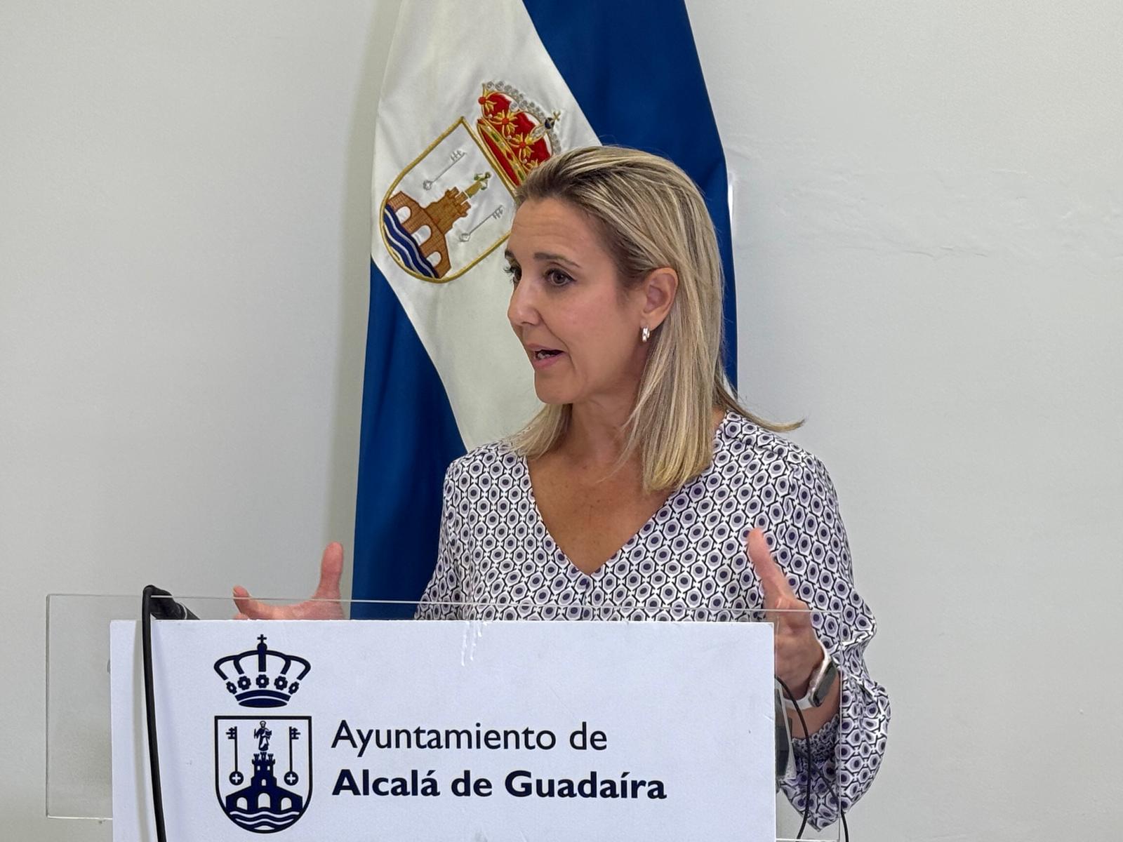Ana Isabel Jiménez, alcaldesa de Alcalá de Guadaíra, este lunes en rueda de prensa.