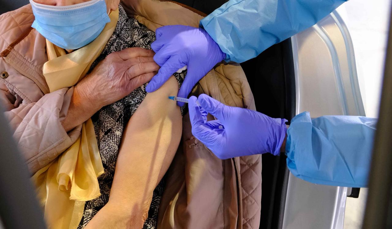 Una señora poniéndose una vacuna. Una señora poniéndose una vacuna.