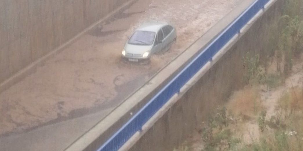 Coches afectados por la acumulación de agua en Valencia, en una imagen de los servicios de emergencia de este lunes.