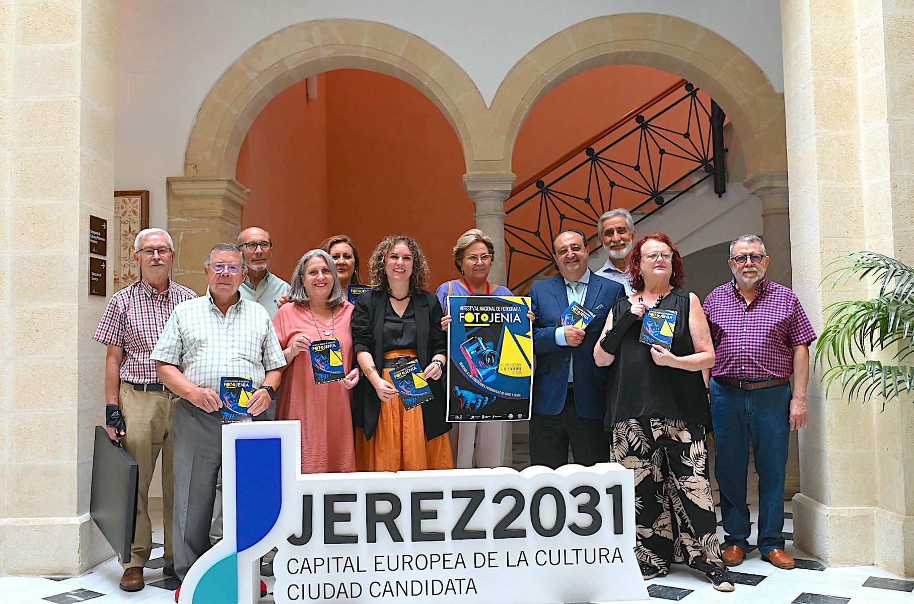 Foto de familia en Villapanés tras la presentación de Fotojenia 2025.