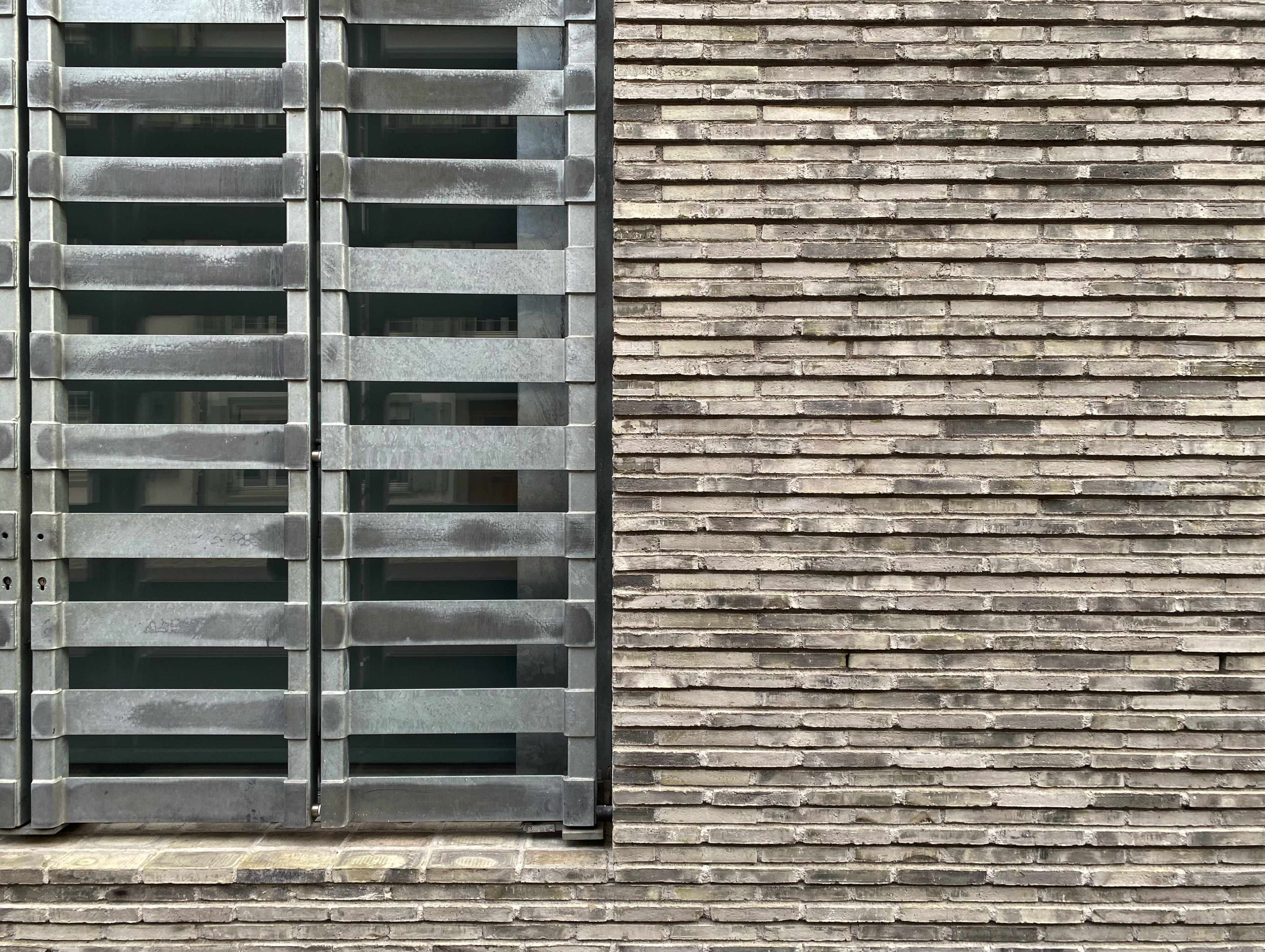 La grietas por la que penetra el humor.