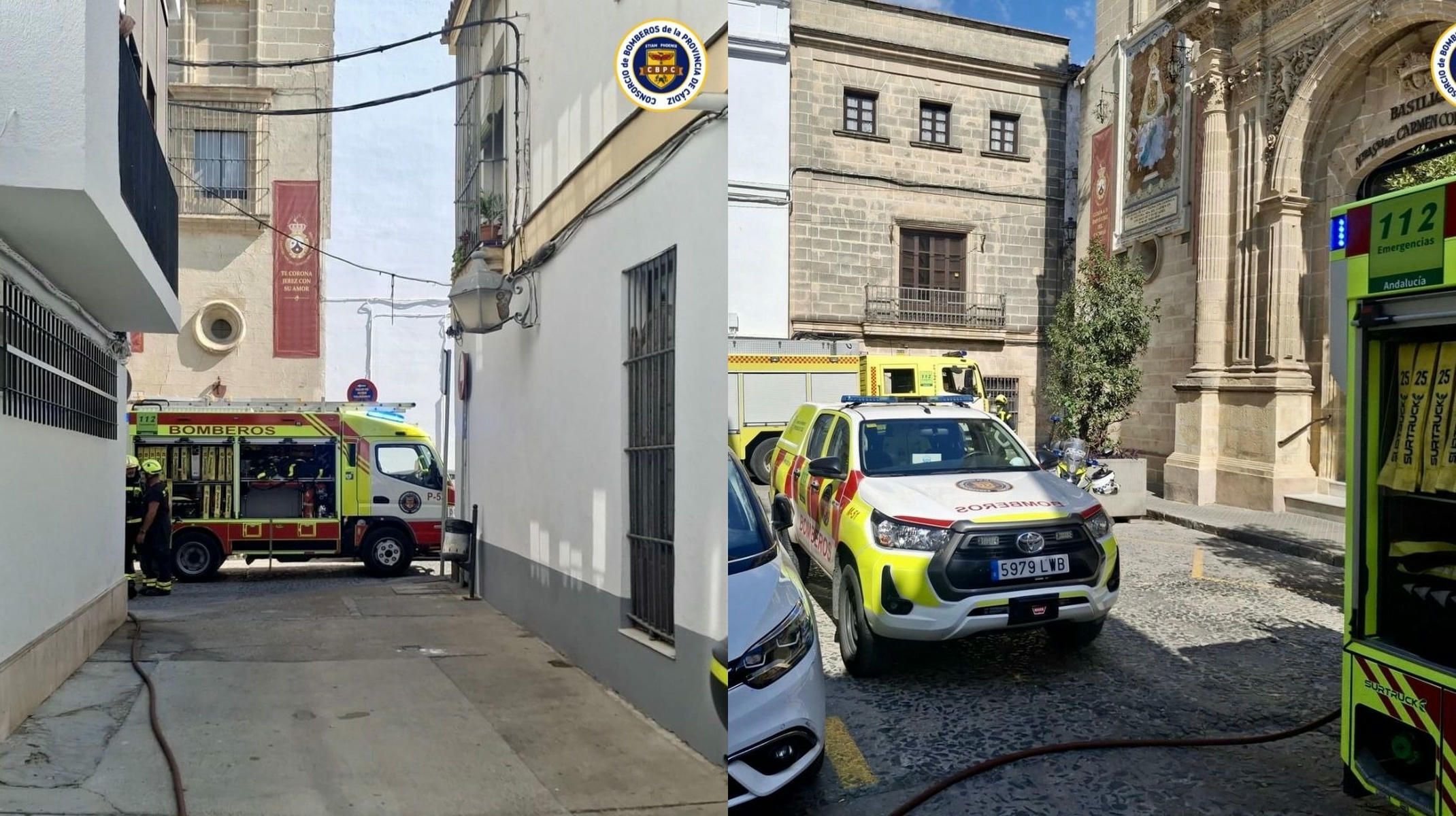 Bomberos en el entorno de la vivienda del centro de Jerez.