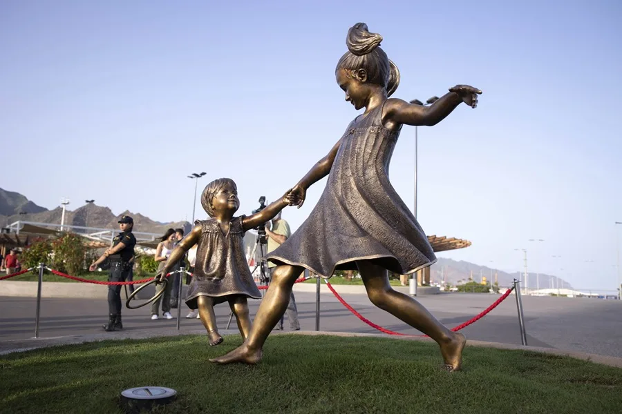 Las niñas Anna y Olivia, víctimas mortales de violencia vicaria, tendrán para siempre un hueco en la memoria de Santa Cruz de Tenerife, que luce una escultura en su honor.