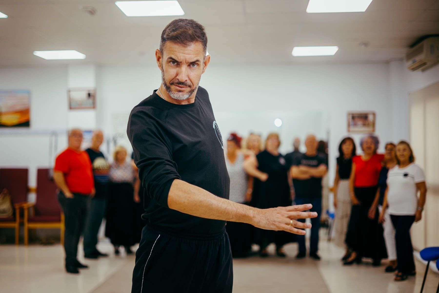 José Manuel Macías, con su alumnado detrás. 