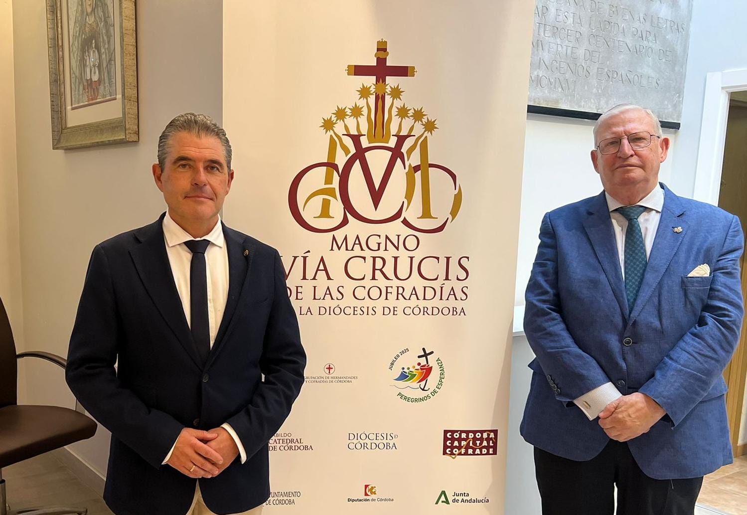 Lo presidentes de los consejos de Córdoba y Sevilla flanqueando el cartel del Magno Vía Crucis. Lo presidentes de los consejos de Córdoba y Sevilla flanqueando el cartel del Magno Vía Crucis.
