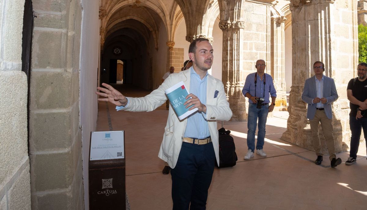 Dirigiendo la visita inaugural a la Cartuja. 