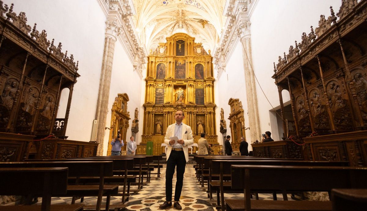 El delegado en la iglesia de la Cartuja.