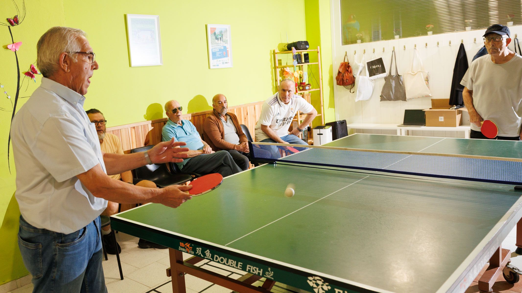 Usuarios de Parkinson Jerez juegan al tenis de mesa en la sede de la asociación.
