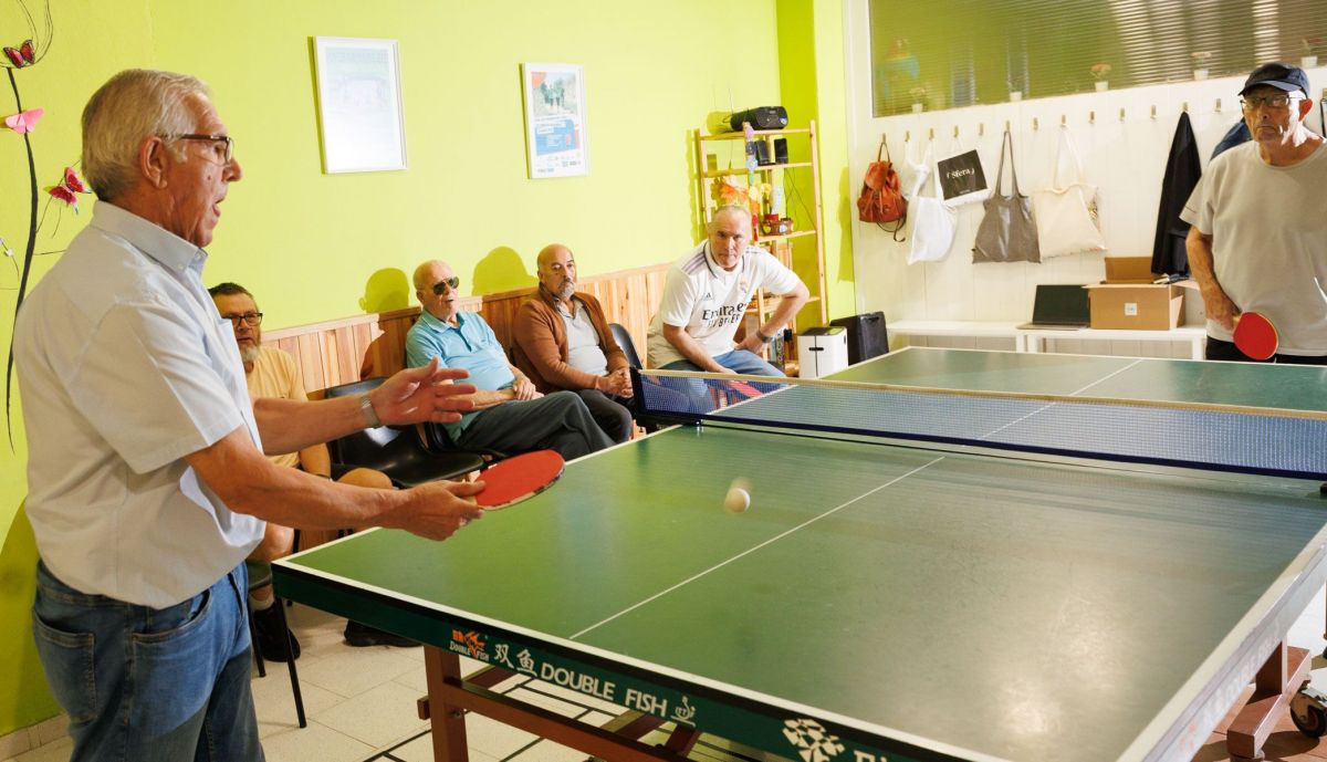 Usuarios de Parkinson Jerez juegan al tenis de mesa en la sede de la asociación.