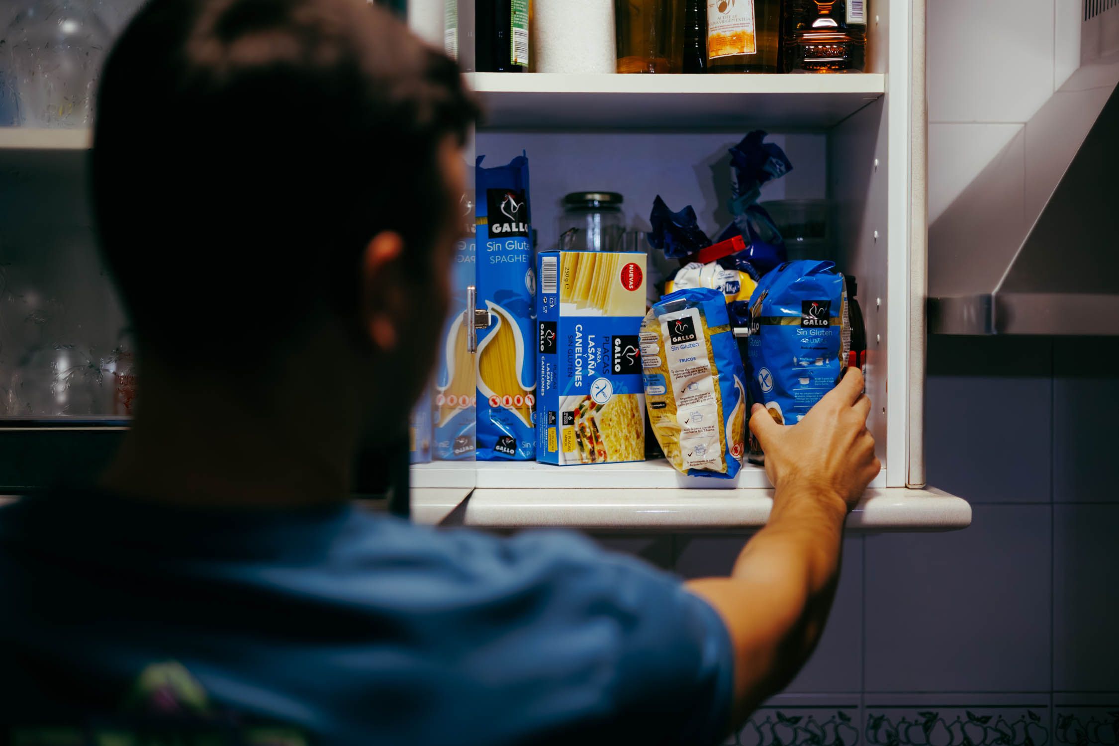 Un joven celíaco con productos sin gluten.