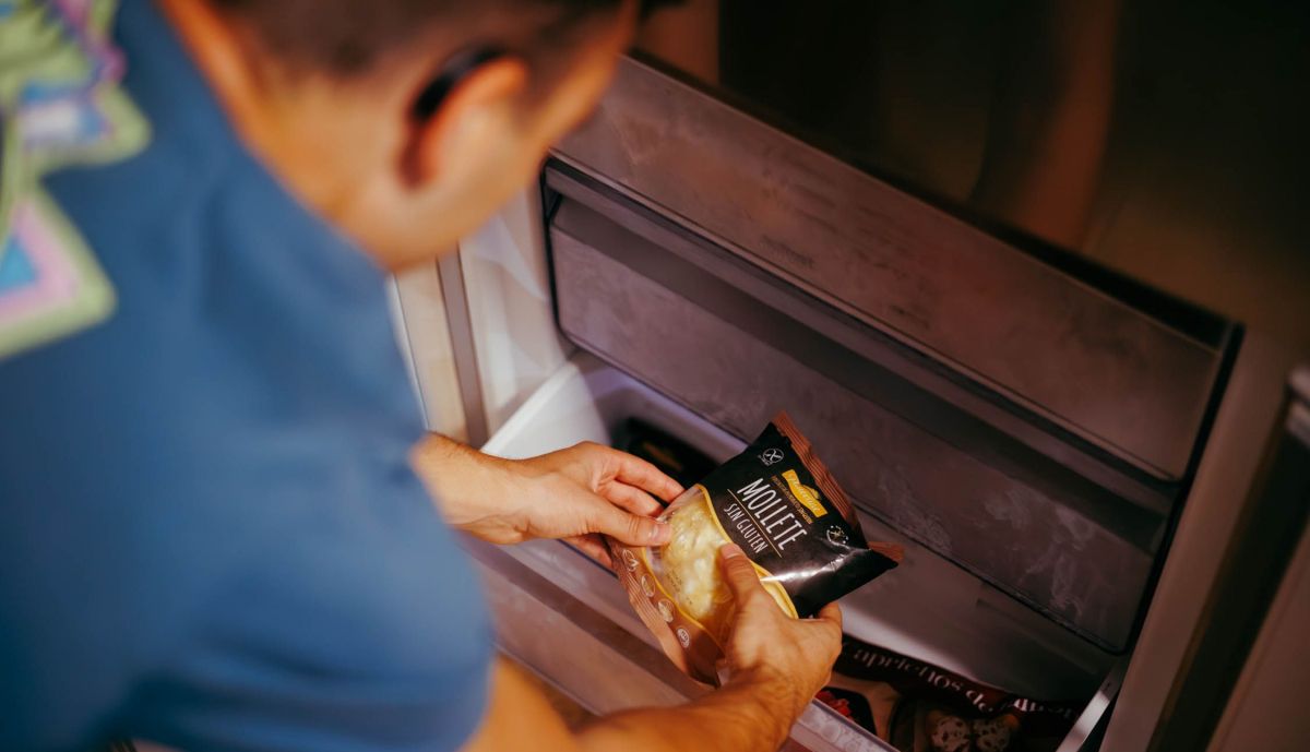 Un joven celíaco con uno de los productos sin gluten.