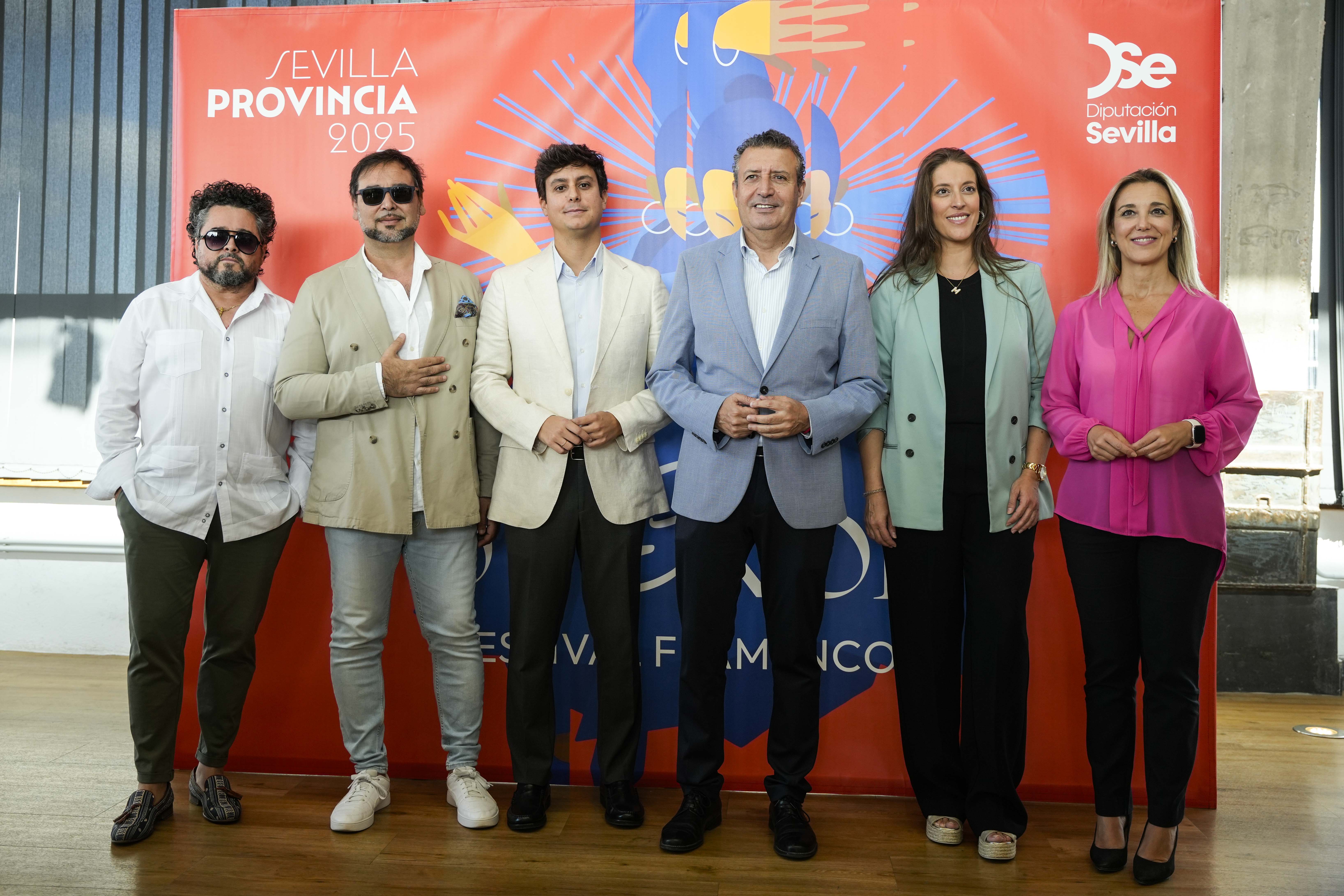 El presidente de la Diputación de Sevilla, Javier Fernández, junto a miembros de su equipo de gobierno y los artistas José Valencia, Argentina y Rafael de Utrera