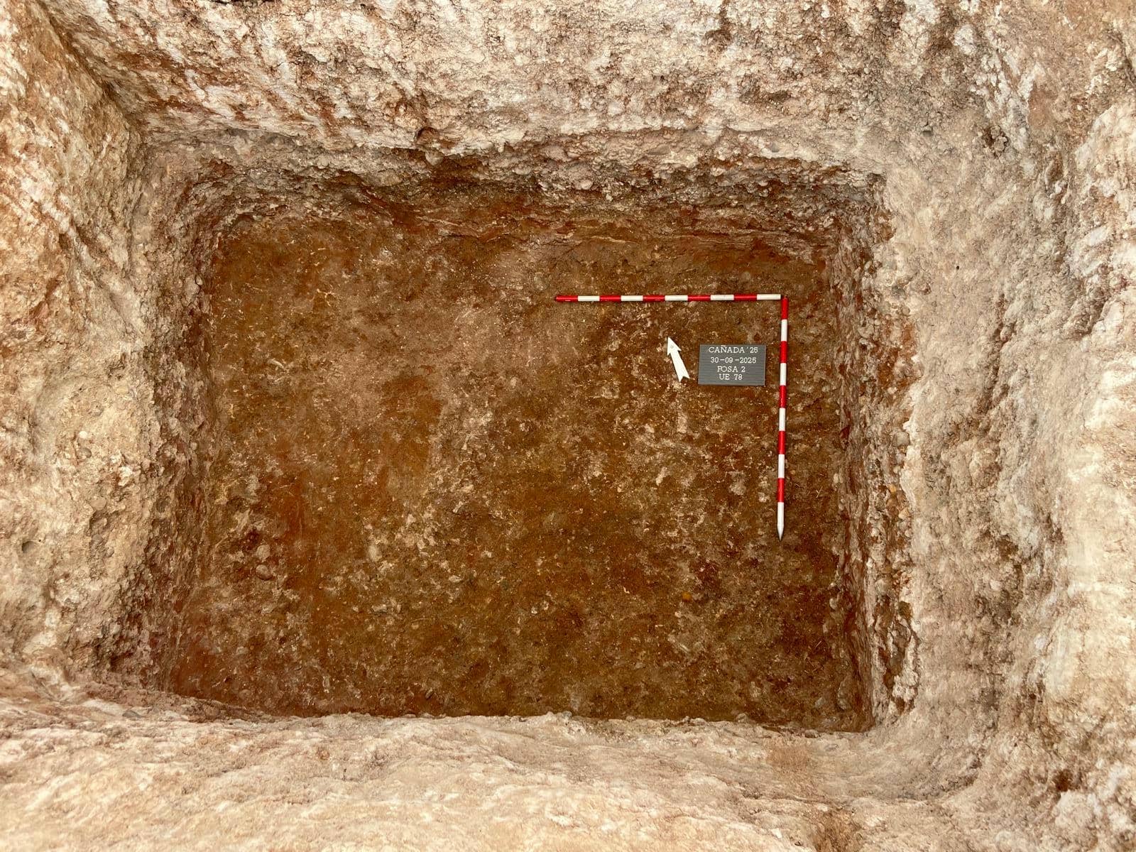 Fosa común en Cañada Rosal, donde se han exhumado 74 cuerpos de represaliados por el franquismo.