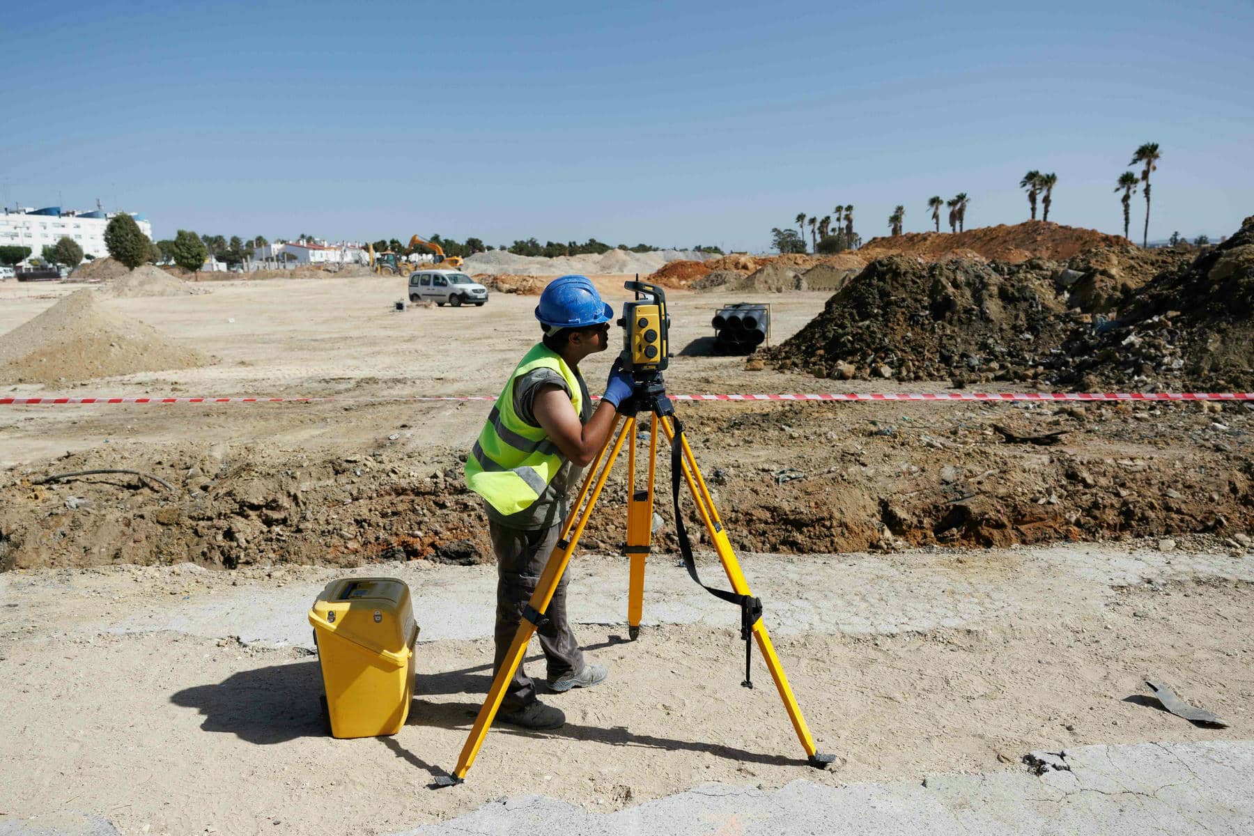 Una persona trabajando en unas obras. Una persona trabajando en unas obras.