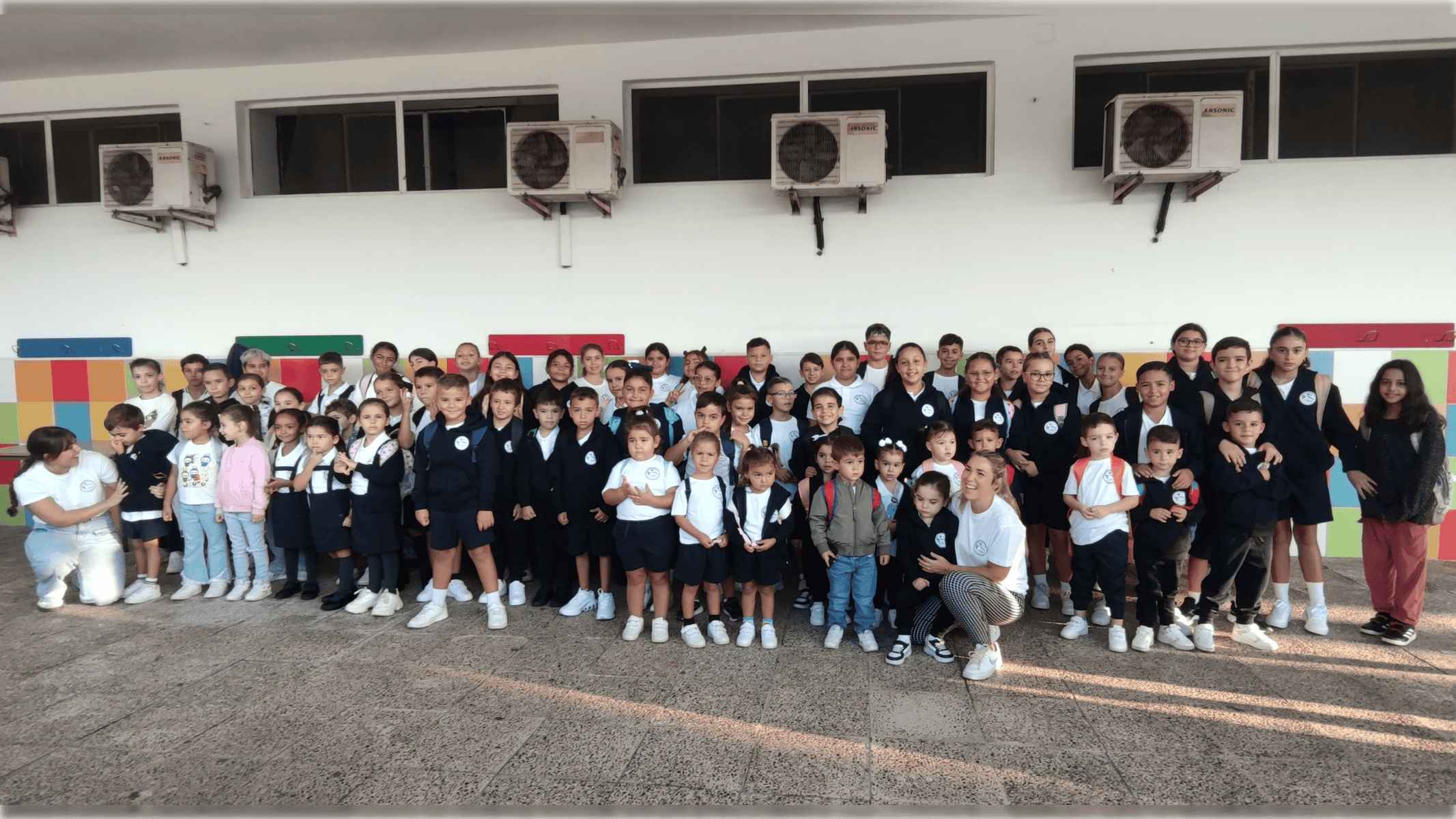 El alumnado del CEIP San Vicente de Paúl, estrenando su uniforme.