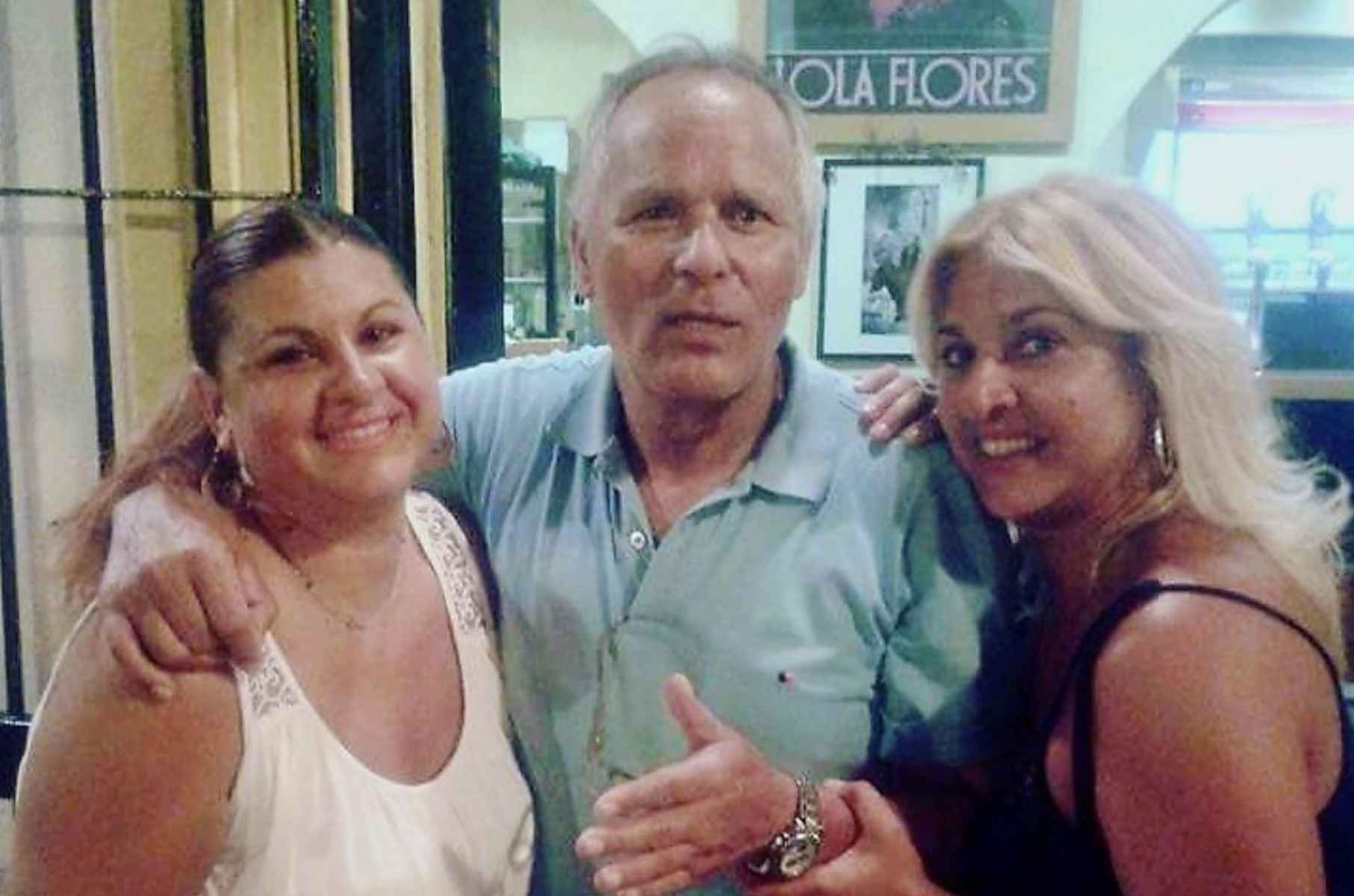 Una imagen de 'Curro Cajón' compartida en redes por Malena Jiménez, a la derecha.