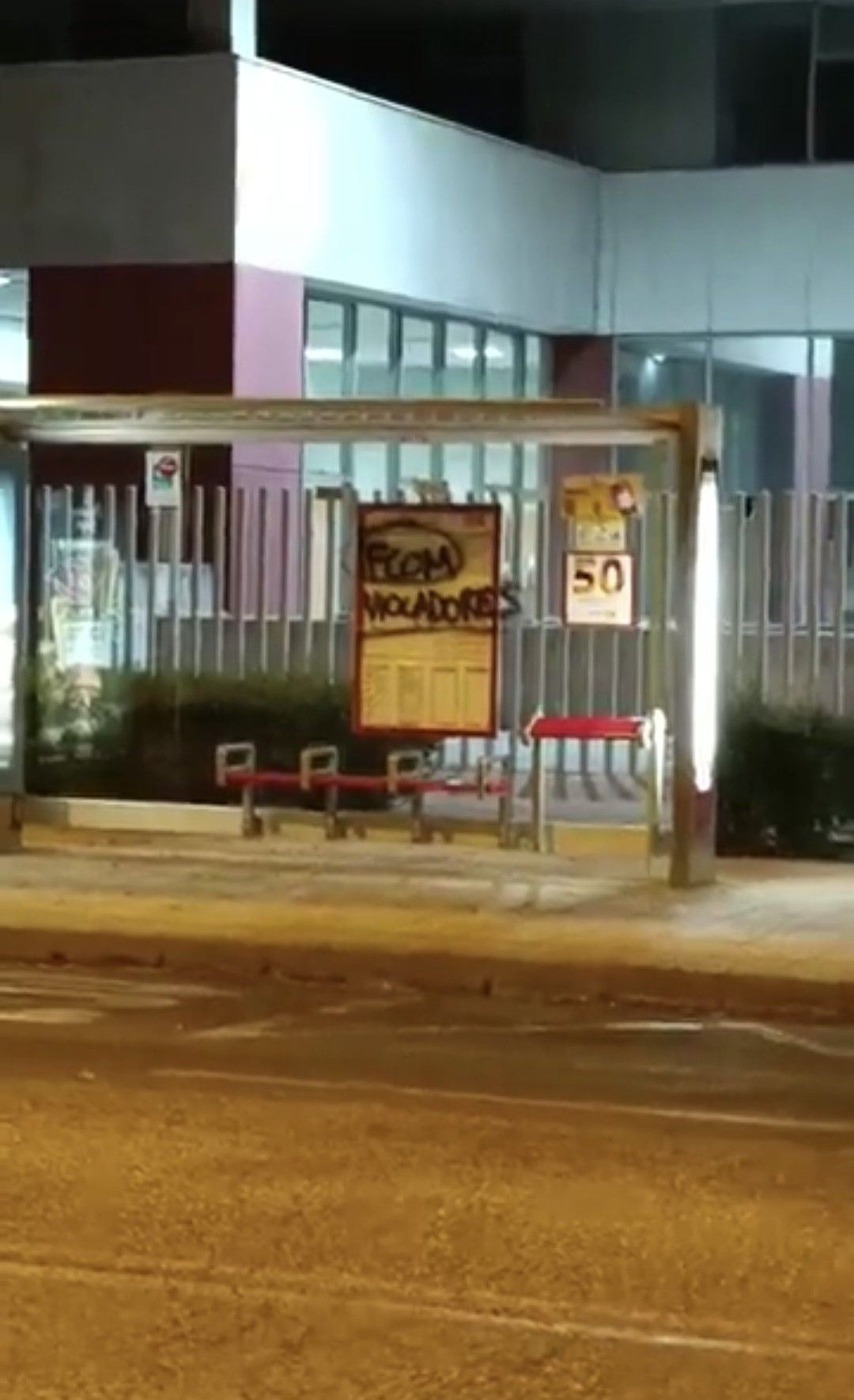 La pintada en una marquesina.