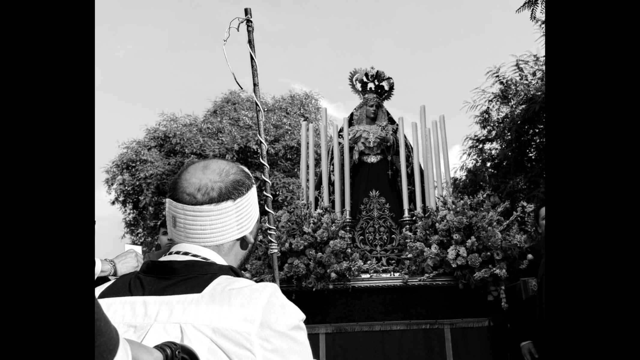 'Chicha', delante de María Santísima de las Mercedes.