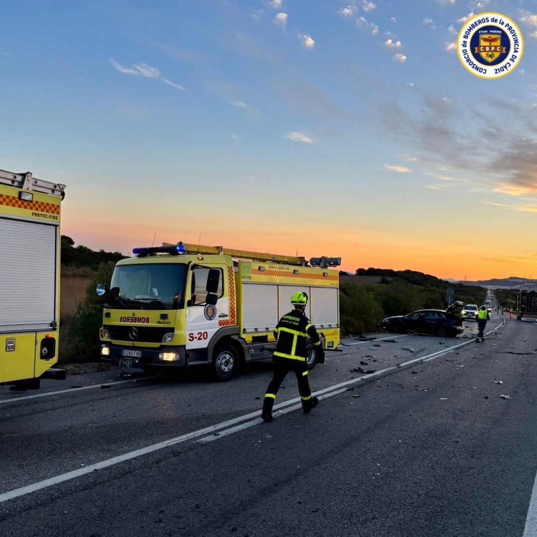 La actuación de bomberos en la zona.