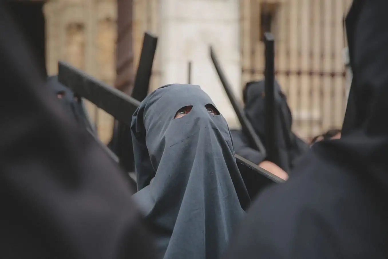 Penitentes en la Semana Santa de Sevilla.
