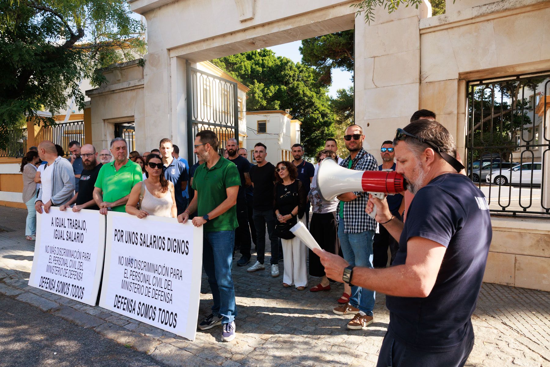 Un grupo de trabajadores del Ministerio de Defensa, este miércoles ante el Instituto Hidrográfico de Cádiz.