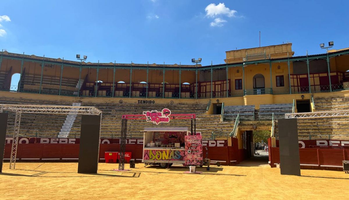 Algunos de los puestos en la plaza de toros
