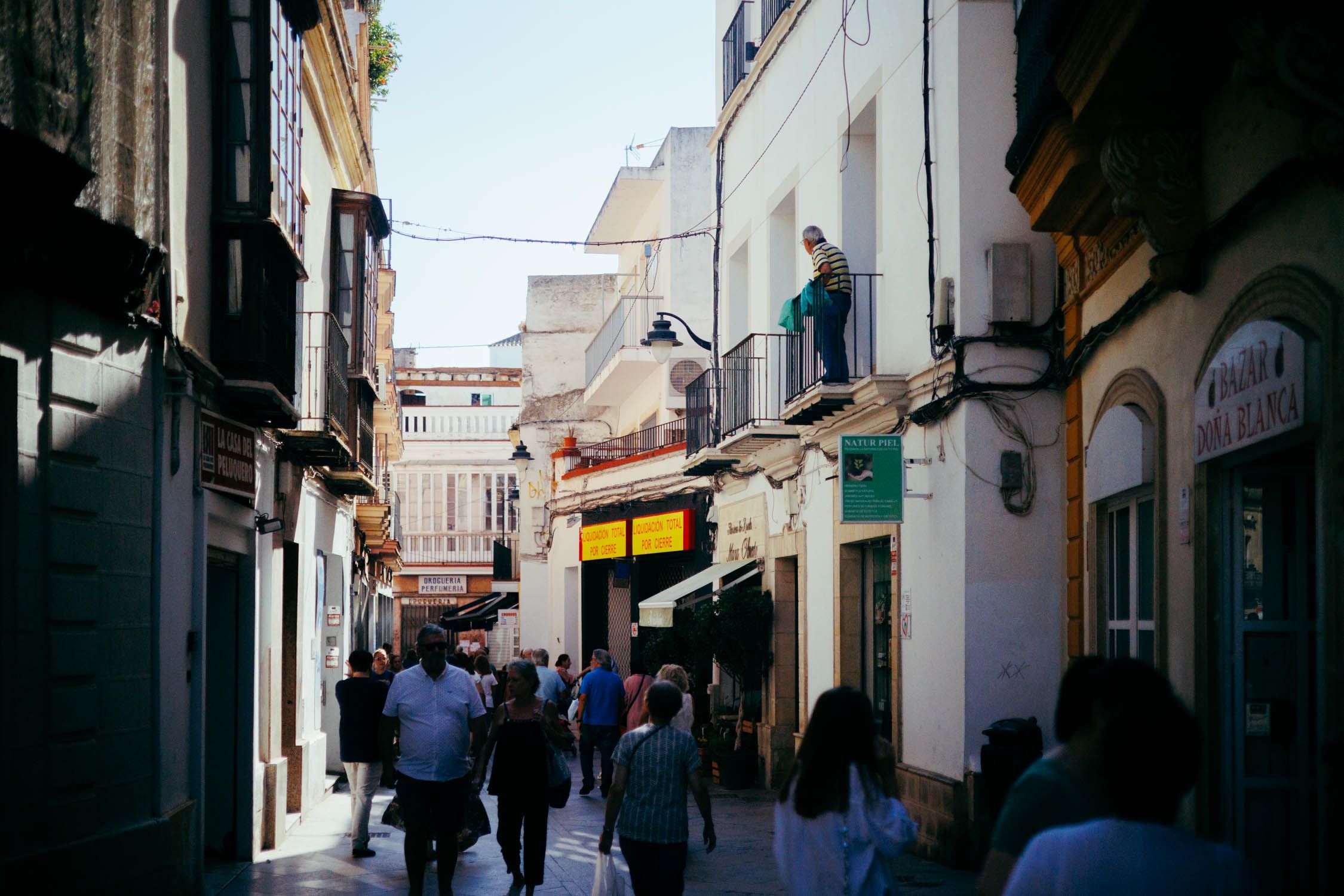 Personas caminando por una calle.