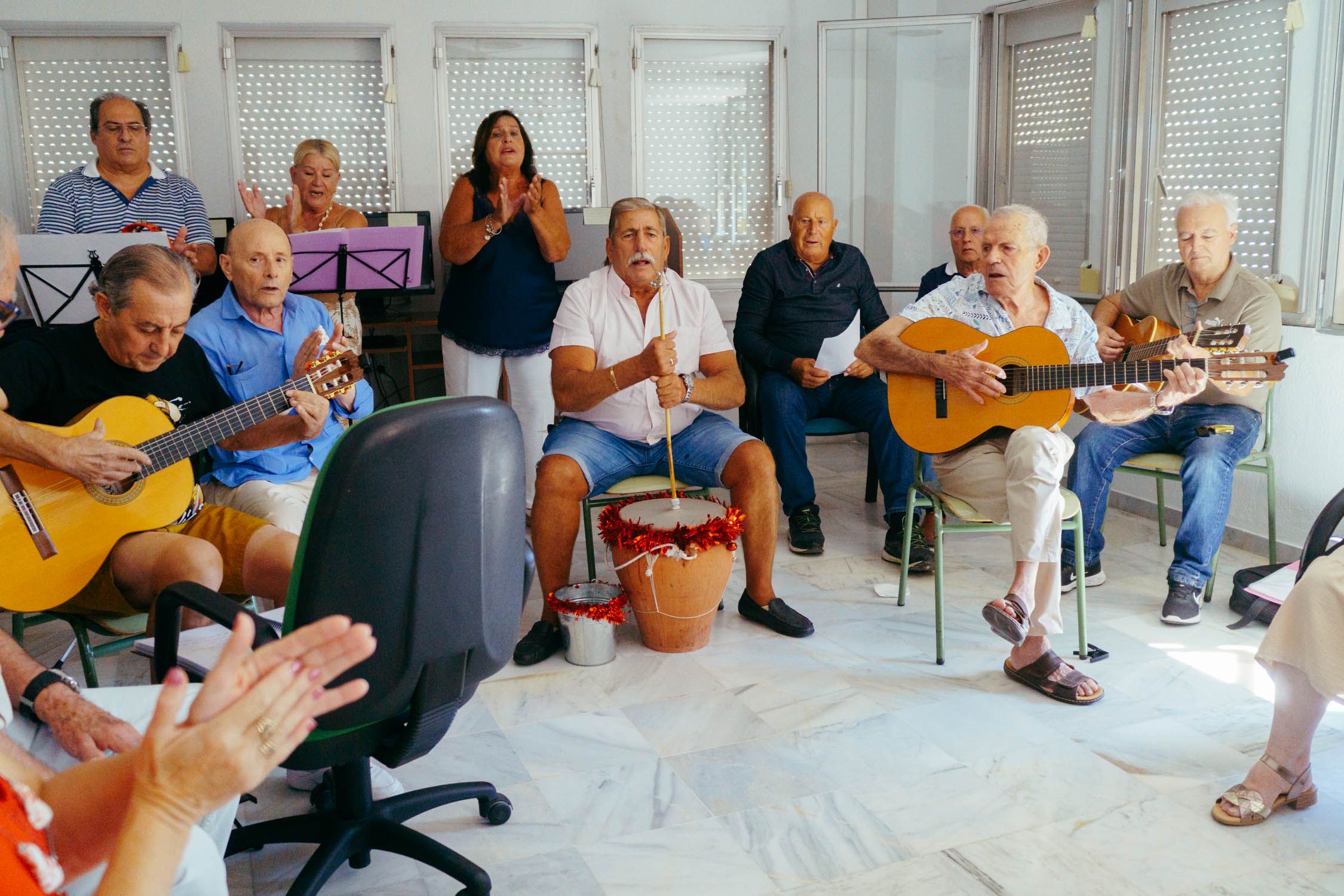 Miembros del coro Solera Las Angustias, durante un ensayo.