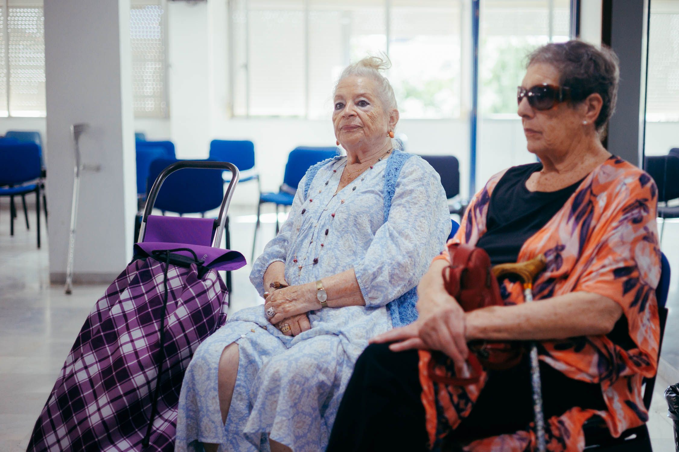 Rosalía y Julia, este miércoles, en el Centro de Participación Activa Jerez-Las Angustias, hablan de la soledad no deseada en los mayores.
