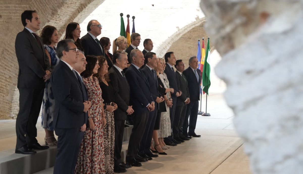 Los consejeros con el alcalde y Pulido, de Fundación Cajasol.