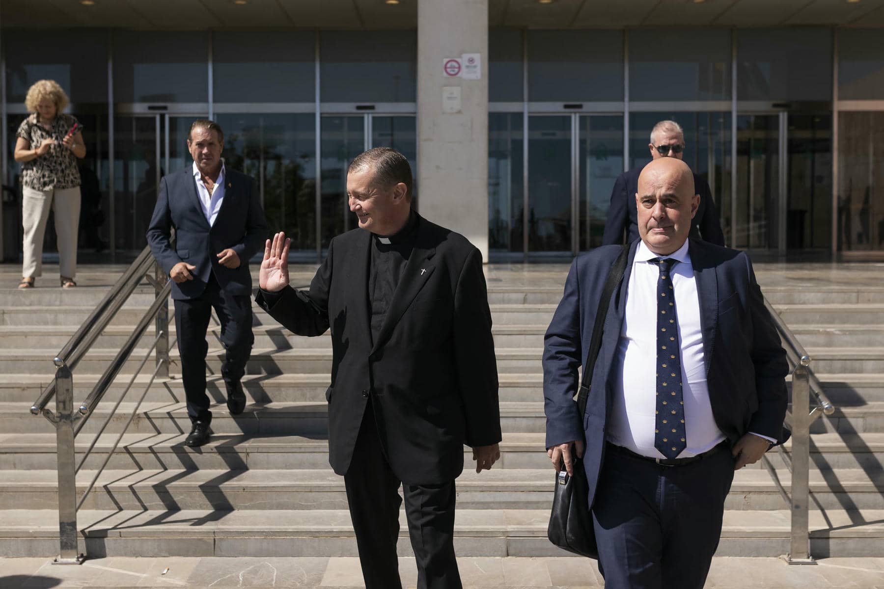 El sacerdote Custodio Ballester, saluda a las personas que se han acercado al Palacio de la Justicia de Málaga. El sacerdote Custodio Ballester, saluda a las personas que se han acercado al Palacio de la Justicia de Málaga.