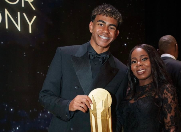 Lamine Yamal, junto a su madre en la pasada gala del Balón de Oro.