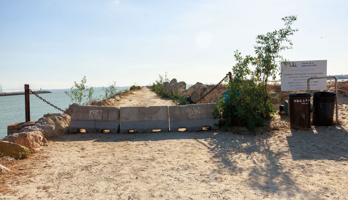 Muro que impide el acceso al espigón.