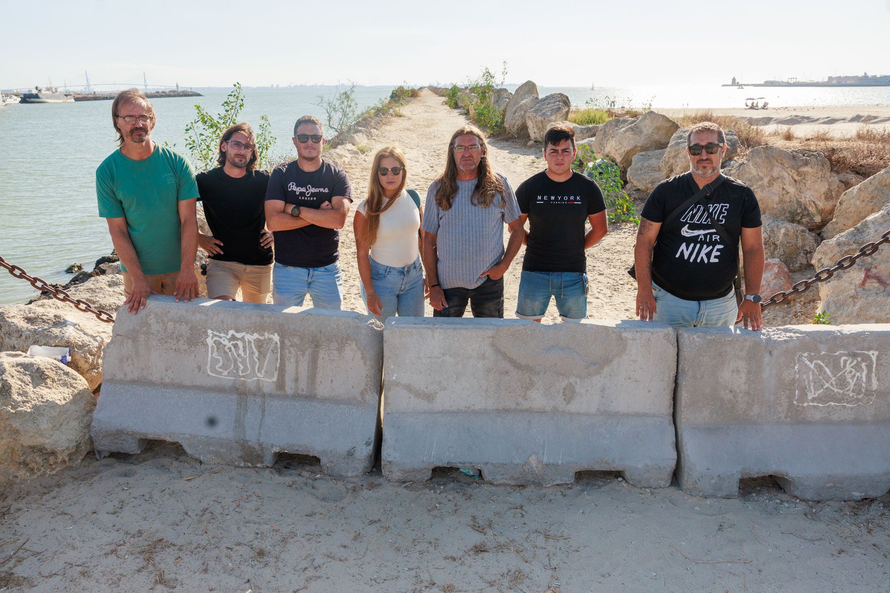 Un grupo de pescadores en el espigón de La Puntilla en El Puerto. Un grupo de pescadores en el espigón de La Puntilla en El Puerto.