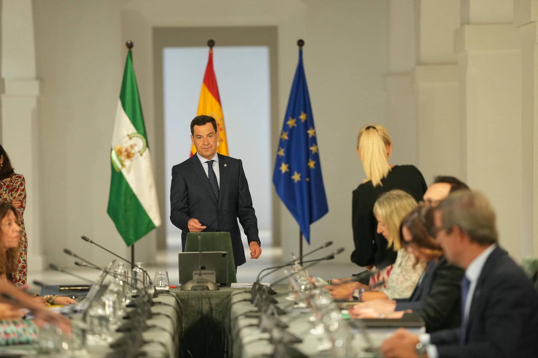 Moreno, en el Consejo de Gobierno, con la consejera sentada a su izquierda.