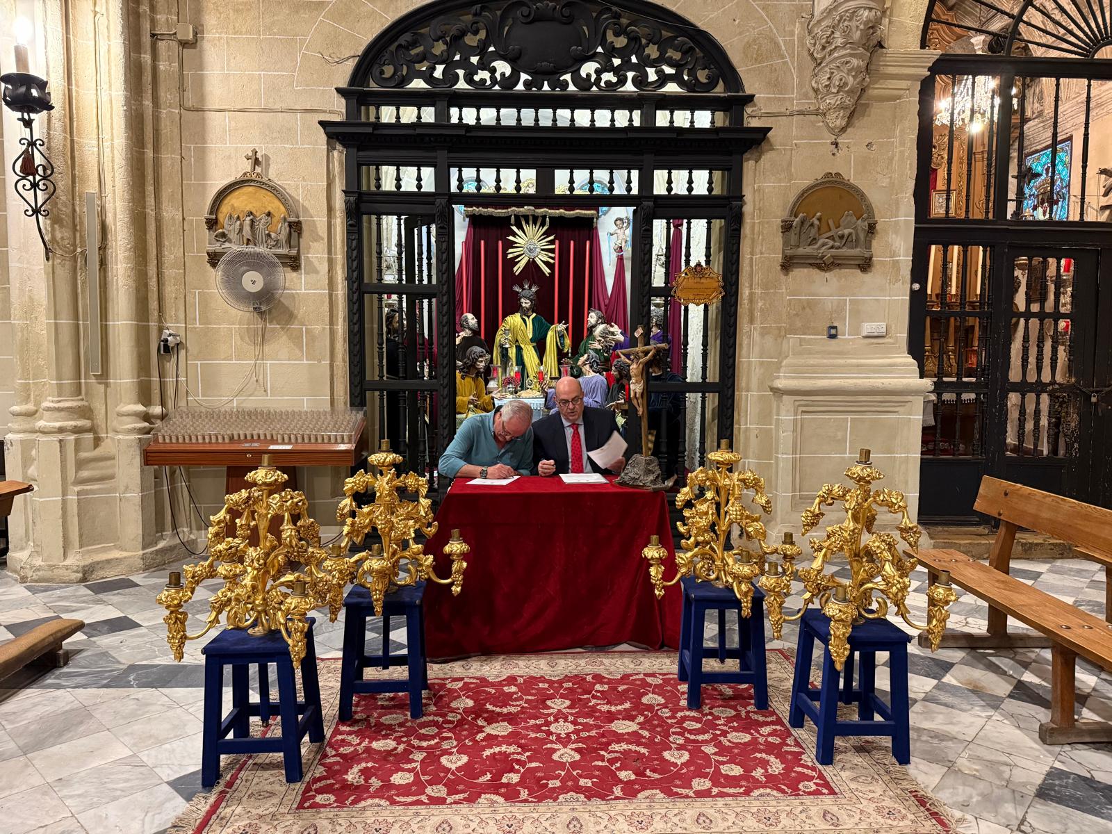Acto de firma del convenio por los hermanos mayores de La Cena y El Museo. 